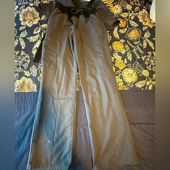 Gray scrub set - Picture 3 of 3